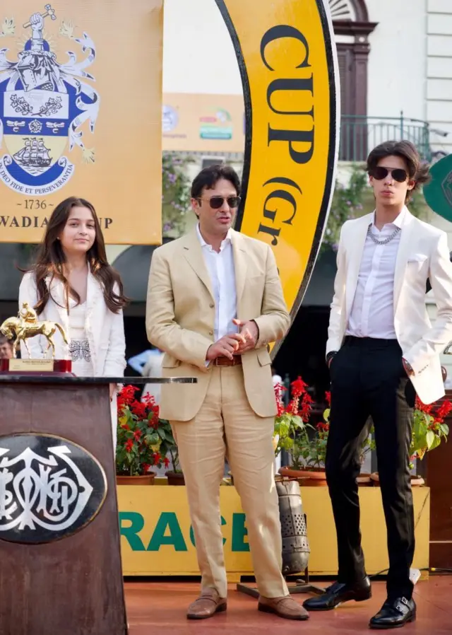 एला वाडिया अपने चाचा नेस वाडिया और भाई जेह वाडिया जूनियर के साथ मार्च, 2020 को मुंबई में सीएन वाडिया गोल्ड कप के रेस डे के दौरान