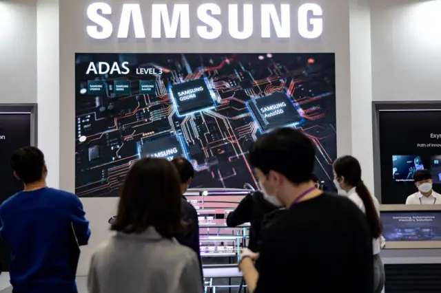 삼성 반도체 전시를 보고 있는 사람들