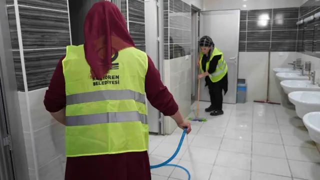 Okulda temizlik yapan işçiler