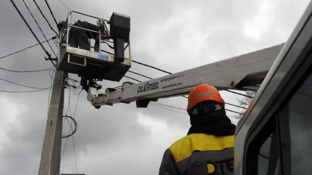 Робітник спостерігає на ремонтом електромереж 