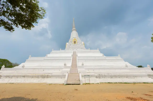 ဘုရင့်နောင်စေတီအခြေမှာ နရဲစွမ်နဲ့ ထိုင်းမင်းတွေ ဆက်တည်တဲ့ ဖူးခေါင်တောင်းစေတီ