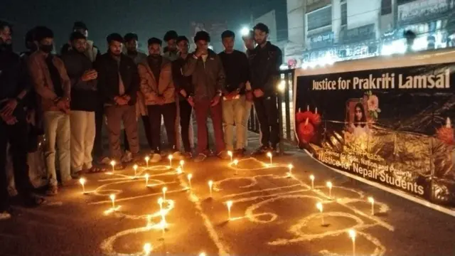 नेपाली विद्यार्थीहरूले मृतक सहपाठीलाई न्यायको माग गर्दै बत्ति बालेर गरेको प्रदर्शन