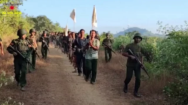 အလံဖြူထောင်သော သူတိုင်းရဲ့ အသက်ကို အာရက္ခတပ်တော်က အာမခံတယ်လို့လည်း ပြောခဲ့ပါတယ်။ 