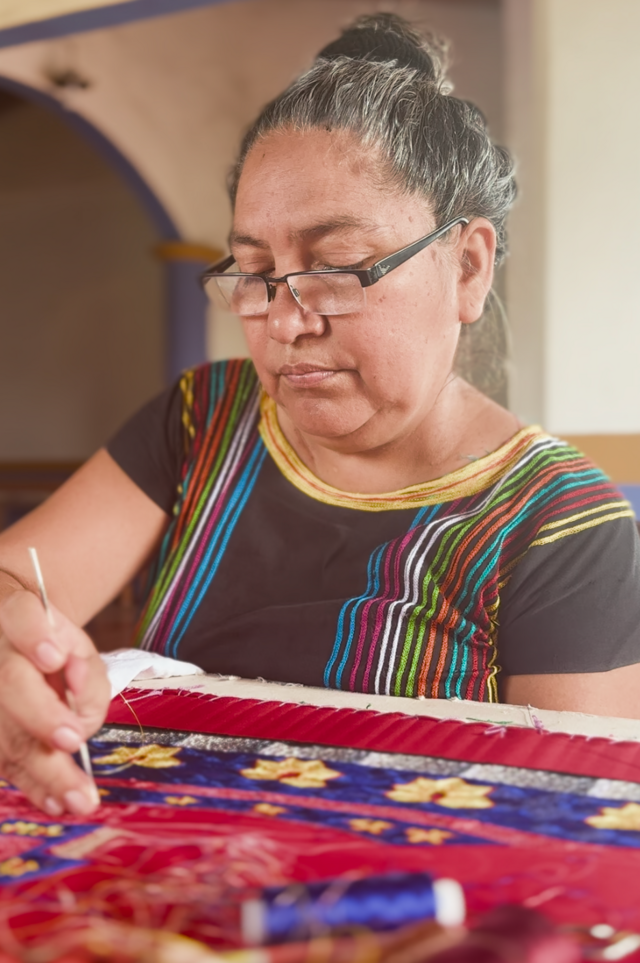 Natividad Amador trabajando en su taller en casa.