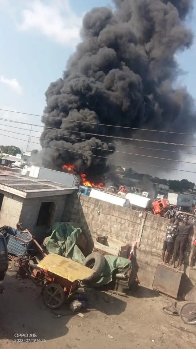 Àwòrán ibi tí táńkà epo ti ń jó 