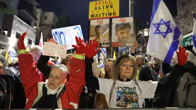 Les familles des otages israéliens et leurs sympathisants demandent au gouvernement israélien de ramener tous les otages restants de Gaza, devant la résidence du premier ministre à Jérusalem (2 mars 2025).
