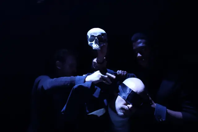 Montagem de "Hamlet" dirigida por Sinéad Rushe no teatro da Royal Academy of Dramatic Arts (RADA)