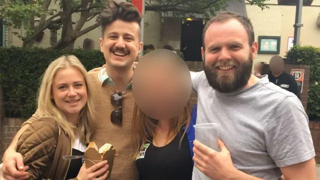 ဟန်နာ၊ ခရစ် နဲ့ အန်ဒီ (ယာ) တို့သုံးဦး တစ်ဦးကိုတစ်ဦးဖက်ထားပြီး ဓာတ်ပုံအရိုက်ခံစဥ်