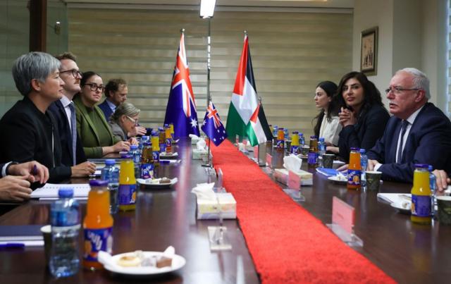 وزير الخارجية الفلسطيني السابق رياض المالكي (في المقدمة على اليمين) في استقبال وزيرة الخارجية الأسترالية بيني وونغ (في المقدمة على اليسار) وأعضاء وفدها في رام الله بالضفة الغربية المحتلة في 17 يناير/كانون الثاني 2024.
