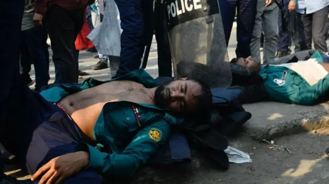 বিক্ষোভকারীদের হাতে অন্তত সাতজন সদস্য আহত হয়েছেন বলে জানিয়েছে পুলিশ