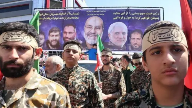 सीरिया के राजधानी दमिश्क में ईरानी वाणिज्य दूतावास पर इसराइल के कथित हमले में रिवोल्यूशनरी गार्ड के सात लोग मारे गए. 