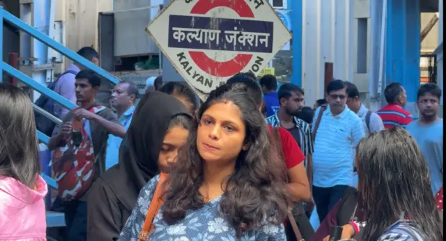 काजल दररोज साधारण पावणे नऊ वाजता कल्याण रेल्वे स्टेशनला पोहचतात.