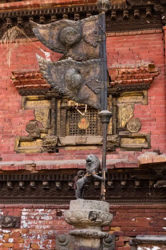 भक्तपुरको टौमढीस्थित भैरवनाथको मन्दिरबाहिर काँसको झण्डा