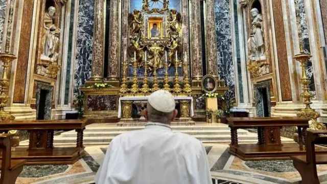Papa Francis akiomba mbele ya sanamu ya Bikira Maria alipotembelea Santa Maria Maggiore Juni 2023