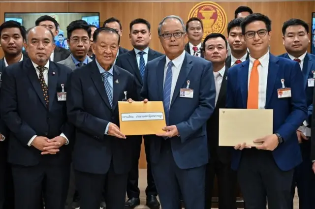 นายชูศักดิ์ ศิรินิล กับนายพริษฐ์ วัชรสินธุ ยื่นร่างแก้ไข พ.ร.บ.ประชามติ ต่อประธานสภา เมื่อ 1 ก.พ.