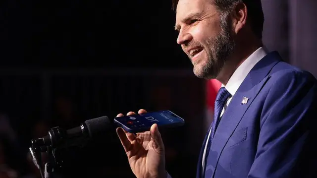 Вэнс звонит Трампу во время выступления в Будапеште