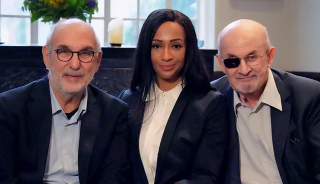 ඇලන් යෙන්ටොබ් සහ ශ්‍රීමත් සල්මාන්, වසර 40කට අධික කාලයක් තිස්සේ එකිනෙකා හඳුනන රුෂ්ඩීගේ බිරිඳ සමග ගත් ඡායාරූපයක්