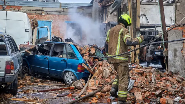 د ژغورنې کارکوونکي د اکتوبر په میاشت کې د اوکرایین په شمال ختیځ خارکېیف کې د روسیې د هوايي برید له امله رامنځته شوې اور مړ کوي.