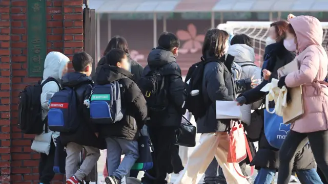 등교하는 초등학생들