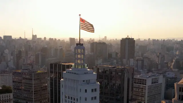 Vista aérea do centro do São Paulo, com prédio do Banespa à frente, com bandeira do município no topo