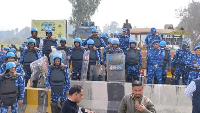 ਕਿਸਾਨਾਂ ਨੂੰ ਰੋਕਣ ਲਈ ਤਿਆਰ ਖੜ੍ਹੇ ਸੁਰੱਖਿਆ ਦਸਤੇ