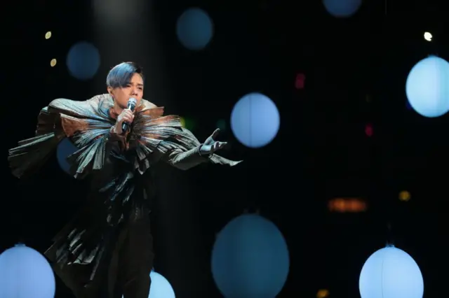 香港歌手张敬轩在演唱会的舞台上演出