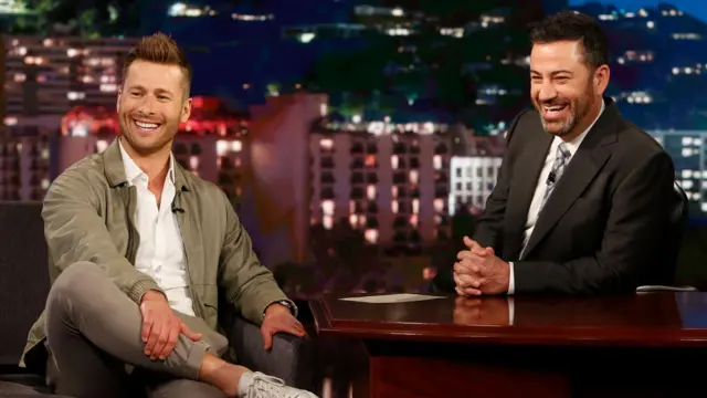 Глен Павелл та Джиммі Кіммел сміються під час шоу у 2018 році