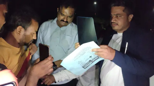 रोहित पवार यांनी सगळ्यात आधी जखमी आंदोलकांची भेट घेतली.