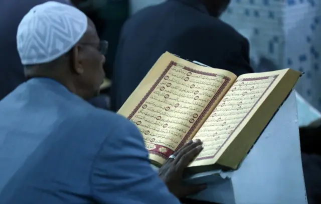 ቅዱስ ቁርዓን የሚያነቡ አባት