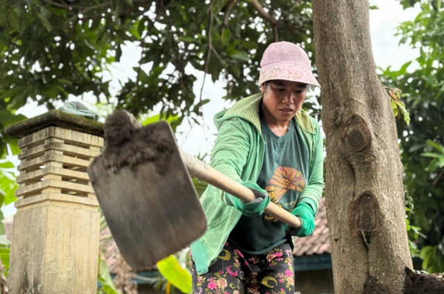 Nengah tak hanya bekerja sebagai kuli bangunan. 
