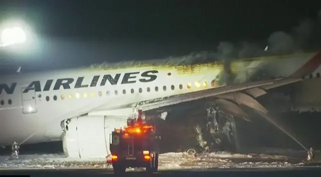 జపాన్‌లో రన్ వేపై కాలిపోతున్న జేఏఎల్ 516 విమానం