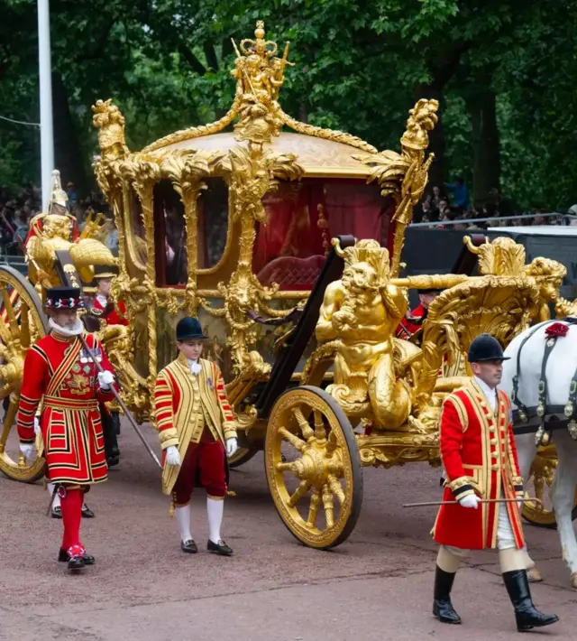 ዘውዲ ምስደፍአ ዝቀሎ ወርቃዊ ሰረገላ