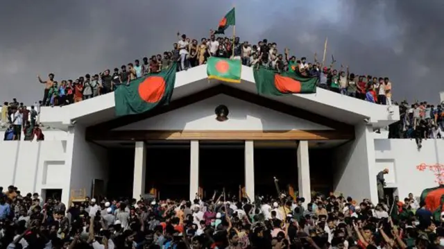 শেখ হাসিনা দেশ ছাড়ার কয়েক ঘণ্টা পর সরকারবিরোধী বিক্ষোভকারীরা ঢাকায় তার সরকারি বাসভবন ও কার্যালয়ে হামলা চালায়।