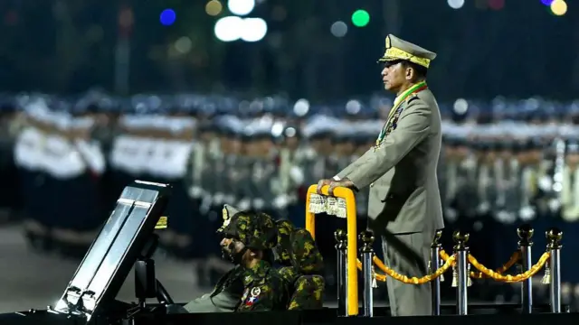 တပ်မတော်နေ့ စစ်ရေးပြအခမ်းအနားမှာတွေ့ရတဲ့ ဗိုလ်ချုပ်မှူးကြီး မင်းအောင်လှိုင် 