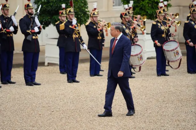 Tổng Bí thư, Chủ tịch nước Tô Lâm duyệt đội hình tại Điện Elysee, Paris