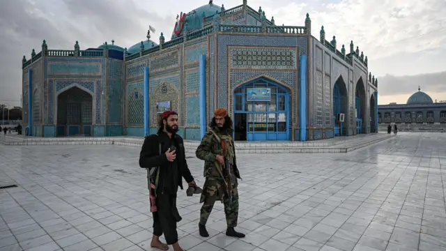 دو مرد مسلح در زیارتگاه 