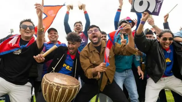 नेपाली टोलीका प्रशंसक बाजागाजा सहित रमाउँदै