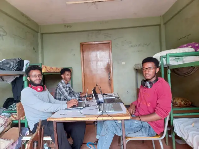 Yeroo doormii keessatti hojii kalaqaasaanii hojjatan