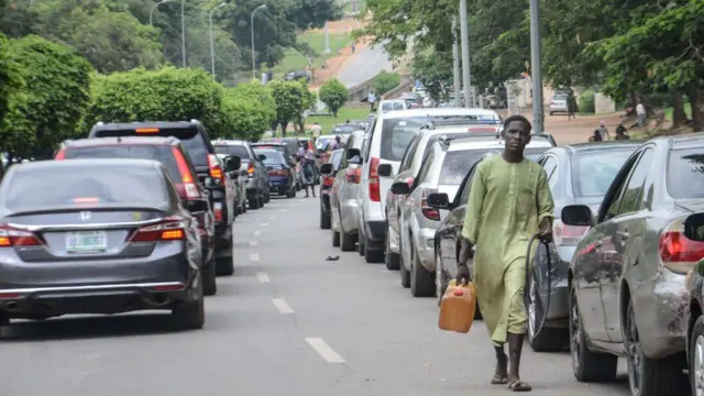 Des automobilistes font la queue pour acheter du carburant alors que les files d’attente ont refait surface à Abuja, la 30 mai 2023