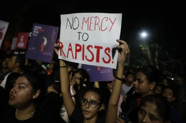 बलात्कार विरोधात रस्त्यांवर उतरलेल्या तरुणी आणि महिला.