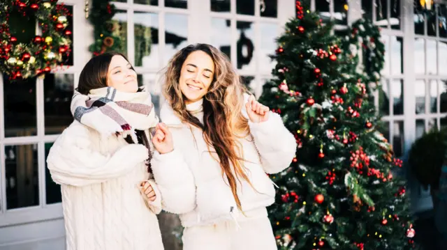 Dwie przyjaciółki z daleka cieszą się świątecznym spotkaniem podczas obchodów Bożego Narodzenia i Nowego Roku