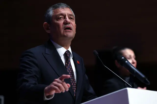 CHP Genel Başkanı Özgür Özel hem Meclis Başkanı Numan Kurtulmuş’la görüşeceğini açıklamış hem de Türkiye’yi ara seçime götürme stratejisini kamuoyuna duyurmuştu.