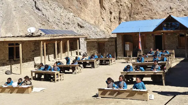 डोल्पाको शे-फोक्सुन्डो गाउँपालिका-७ स्थित टशी सम्भो आधारभूत विद्यालयको प्राङ्गणमा वार्षिक परीक्षामा सहभागी हुँदै विद्यार्थीहरू। त्यहाँ कात्तिक १५ गतेभित्र परीक्षा सकाएर जाडो बिदा हुने भएकाले परीक्षा सञ्चालन हो