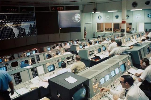 Vista da sala de controle da missão Apollo, da Nasa