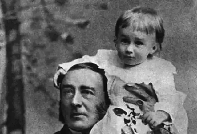 Franklin Roosevelt oo yar oo saaran garabka aabihiis