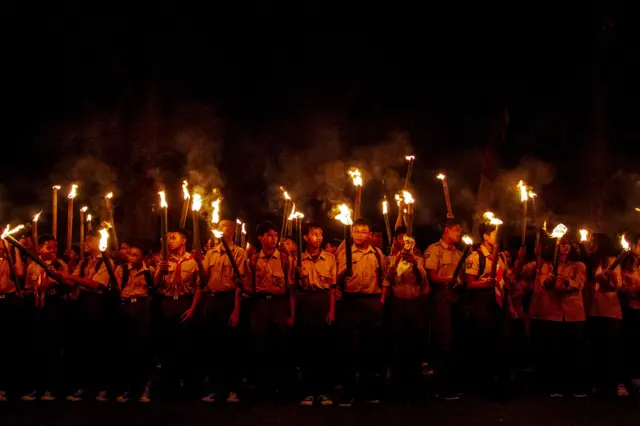 Sejumlah pelajar mengikuti pawai obor kemerdekaan di Kota Serang, Banten, Jumat (16/8/2024) malam.