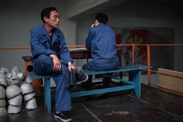 Công nhân tại một nhà máy dây cáp điện ở Bắc Hàn.