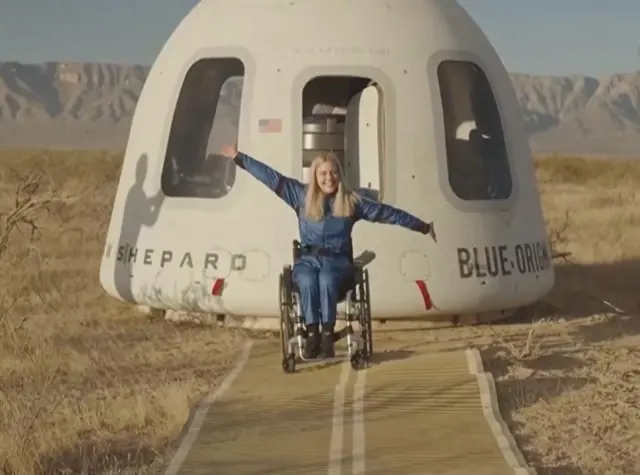 فضا ته ختلې مېرمن بېرته ځمکې ته د راګرځېدو پرمهال خوشالي کوي. 