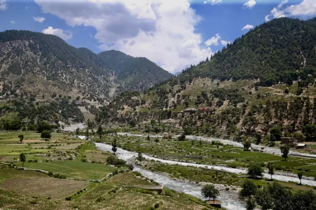 اپر دیر ایک پر امن علاقہ سمجھا جاتا ہے لیکن گذشتہ ڈیڑھ سال کے دوران یہاں تشدد کے واقعات بھی پیش آتے رہے ہیں