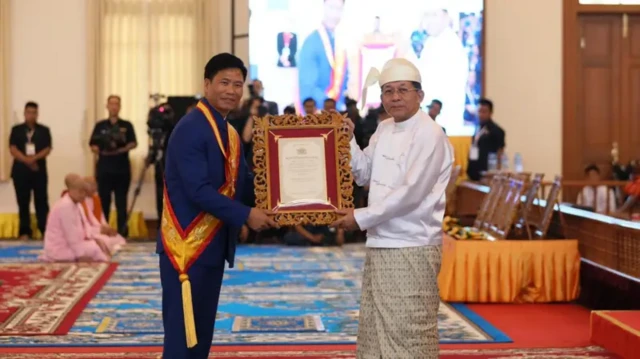 တရုတ်မှာအစောဆုံးဖမ်းဆီးခံခဲ့ရတဲ့ လျိုမိသားစုဝင် ဦးမောင်မောင်ကို ဗိုလ်ချုပ်မှူးကြီးမင်းအောင်လှိုင်နဲ့အတူတွေ့ရစဥ်။ ဦးမောင်မောင်က ကိုးကန့်ရိုးရာဝတ်စုံ အပြာဝမ်းဆက်ဝတ်ထားပြီး ဦးမင်းအောင်လှိုင်က တိုက်ပုံနဲ့ပုဆိုးဝတ်ထားပါတယ်။